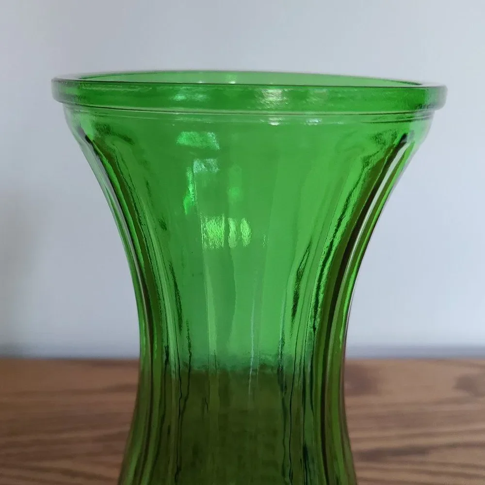 Hoosier Glass Tall Ribbed Swirled Curved Opulent Emerald Green Vase 4183 Vintage